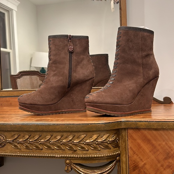 Brown suede stitched wedges booties - Picture 2 of 9